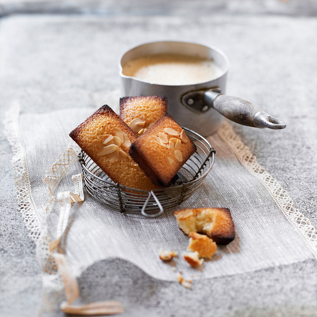 Mandel-Financiers und Karamellmilch im Stieltopf