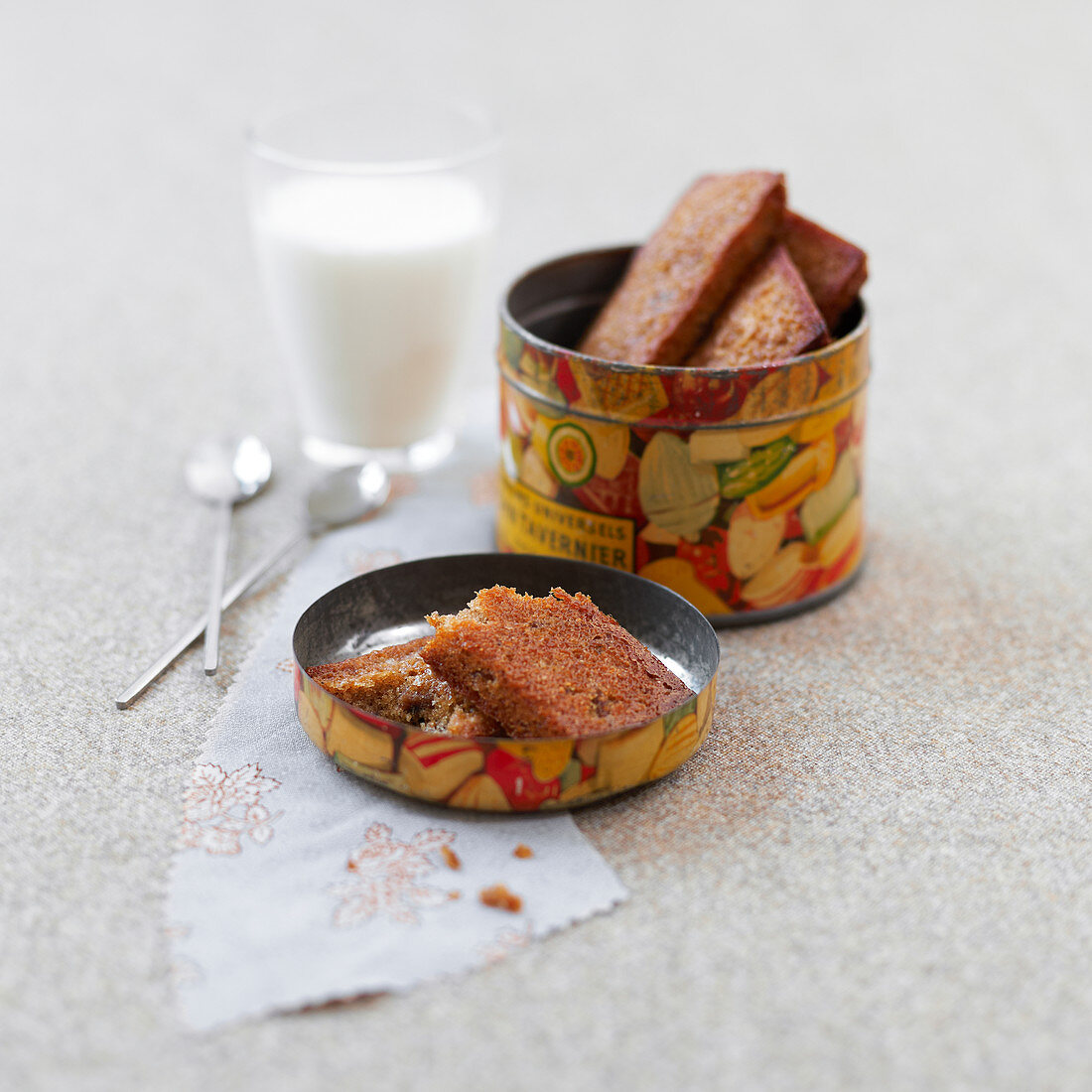 Financiers with figs and spices