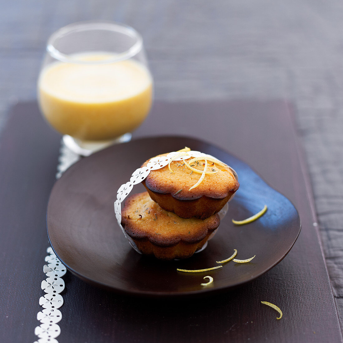 Honig-Zitronenküchlein nach Moelleux-Art mit Mango-Smoothie