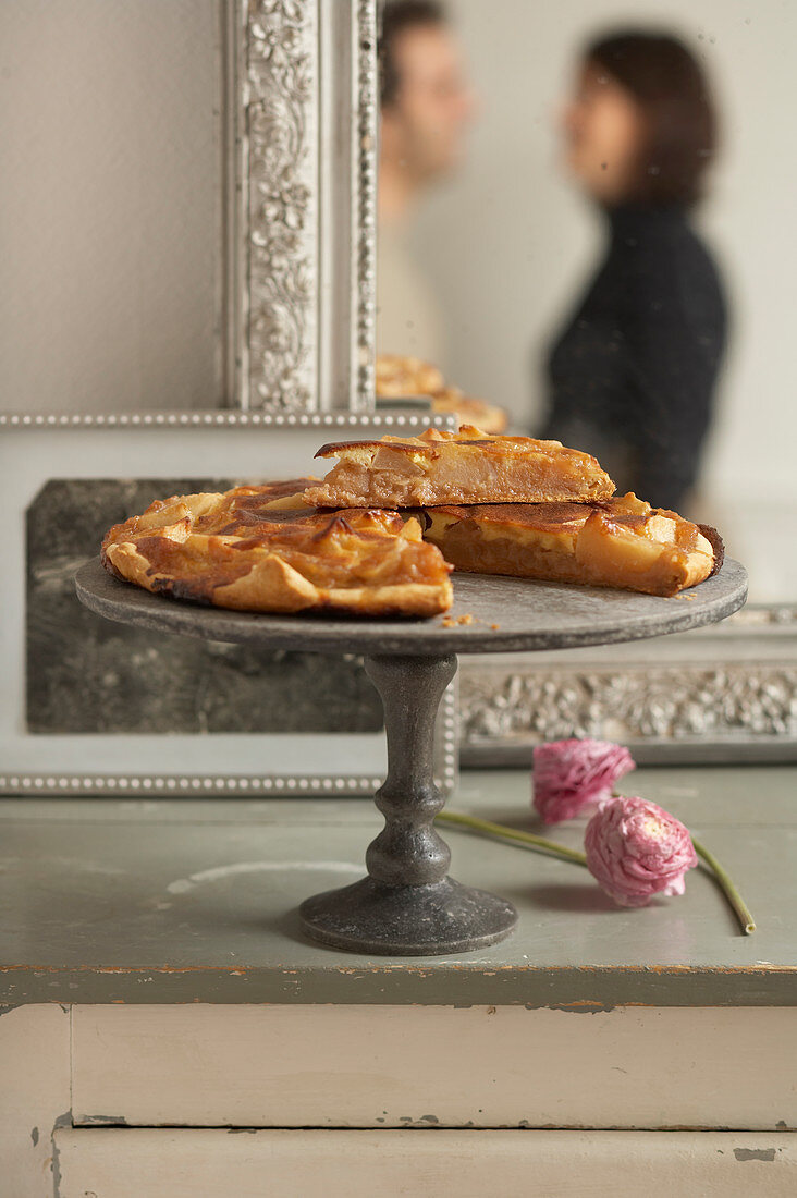 Tarte Al'coloche (puff pastry tart with apples, France)