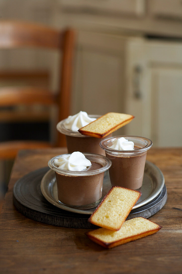 Schokoladencreme in kleinen Dessertgläschen serviert mit Financiers