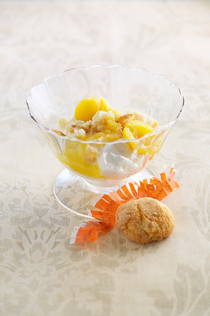 Dessert with cream cheese, apricots and amaretti