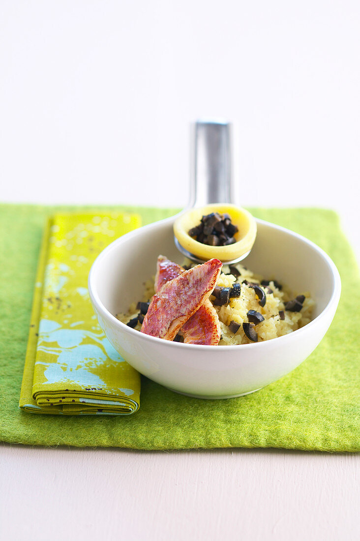 Kartoffelpüree mit Artischocken und schwarzen Oliven, dazu Rotbarbenfilets