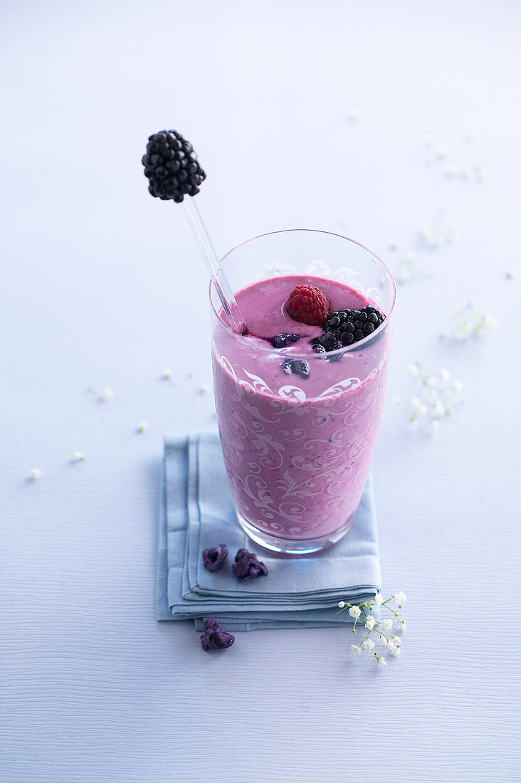 Blackberry and raspberry smoothie with violets