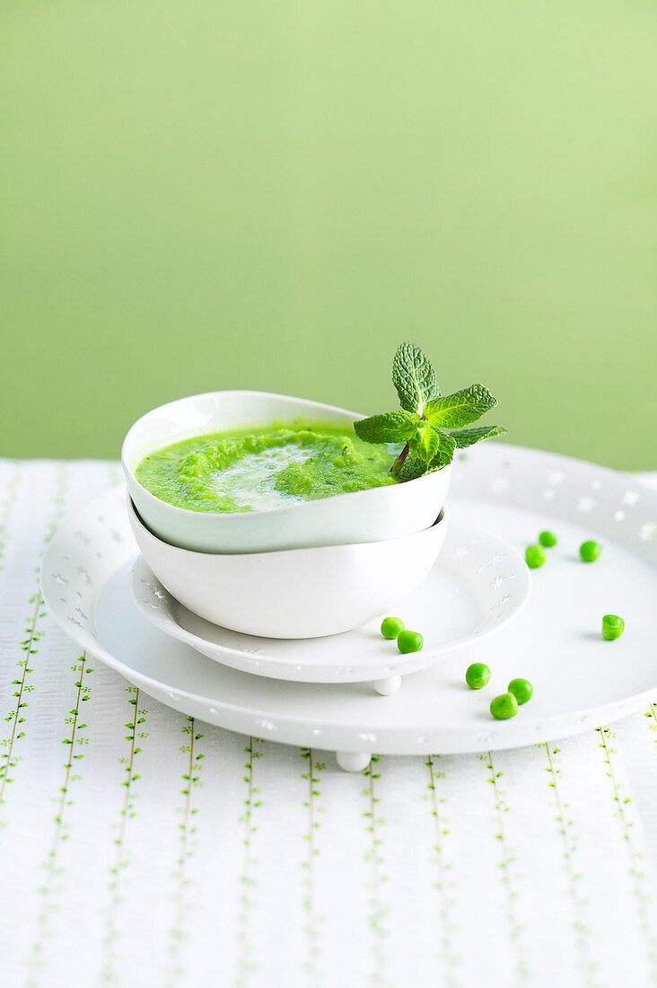 Gekühlte Erbsencremesuppe mit Minze