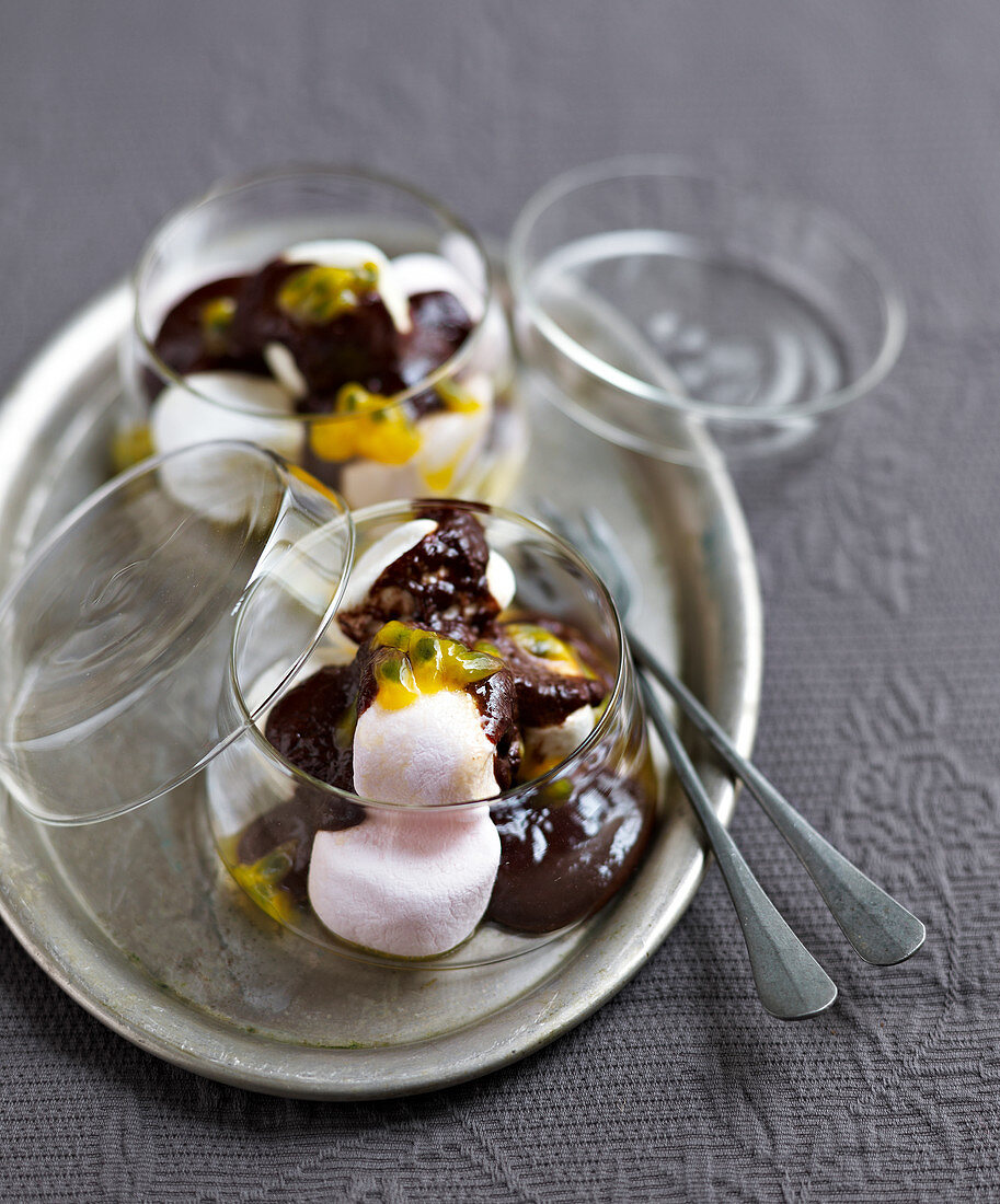 Marshmallow-Dessert mit Schokoladen- und Maracujasauce