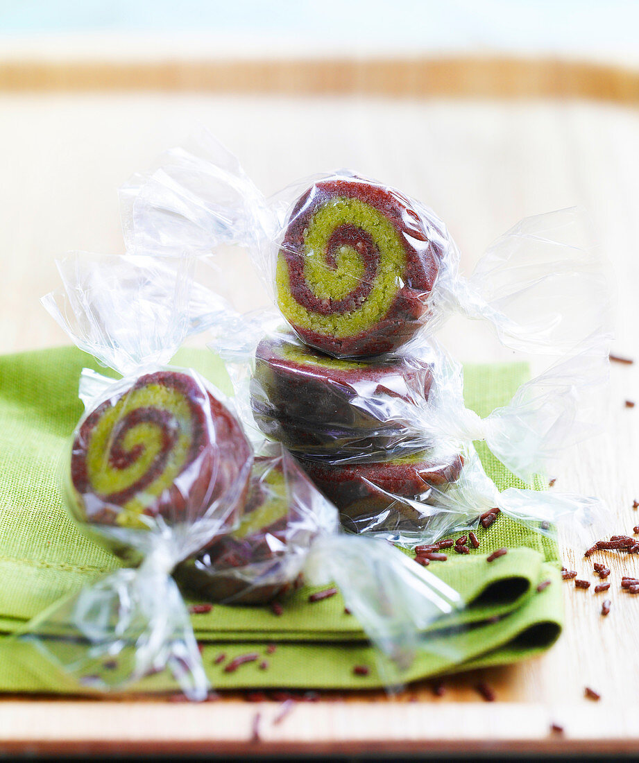 Gerollte Schokoladen-Pistazien-Bonbons in Cellophanpapier
