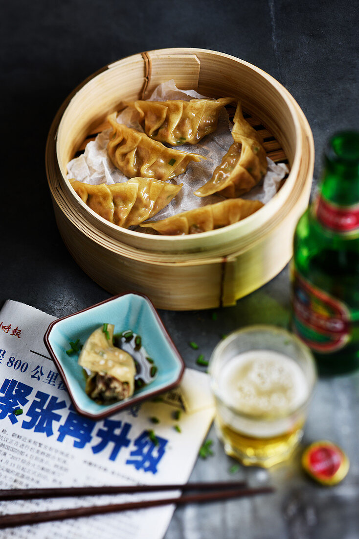Chinese ravioli with pork, garlic and ginger in a bamboo basket