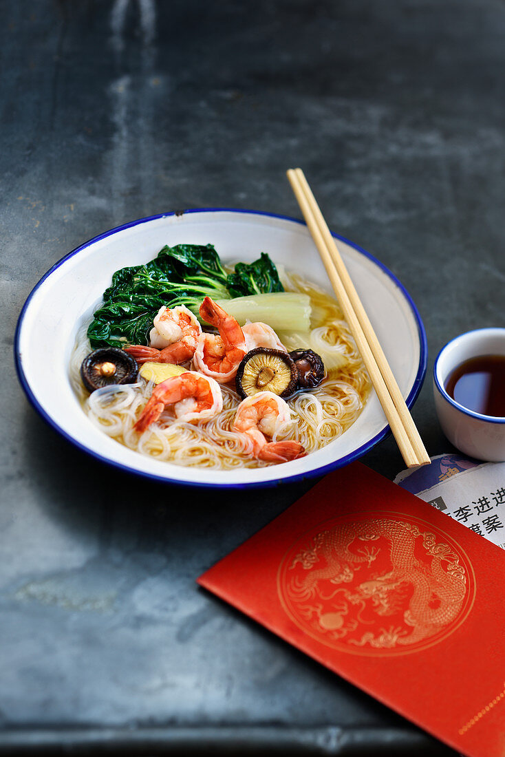 Reisnudelsuppe mit, Garnelen, Pak-Choi und Ingwer