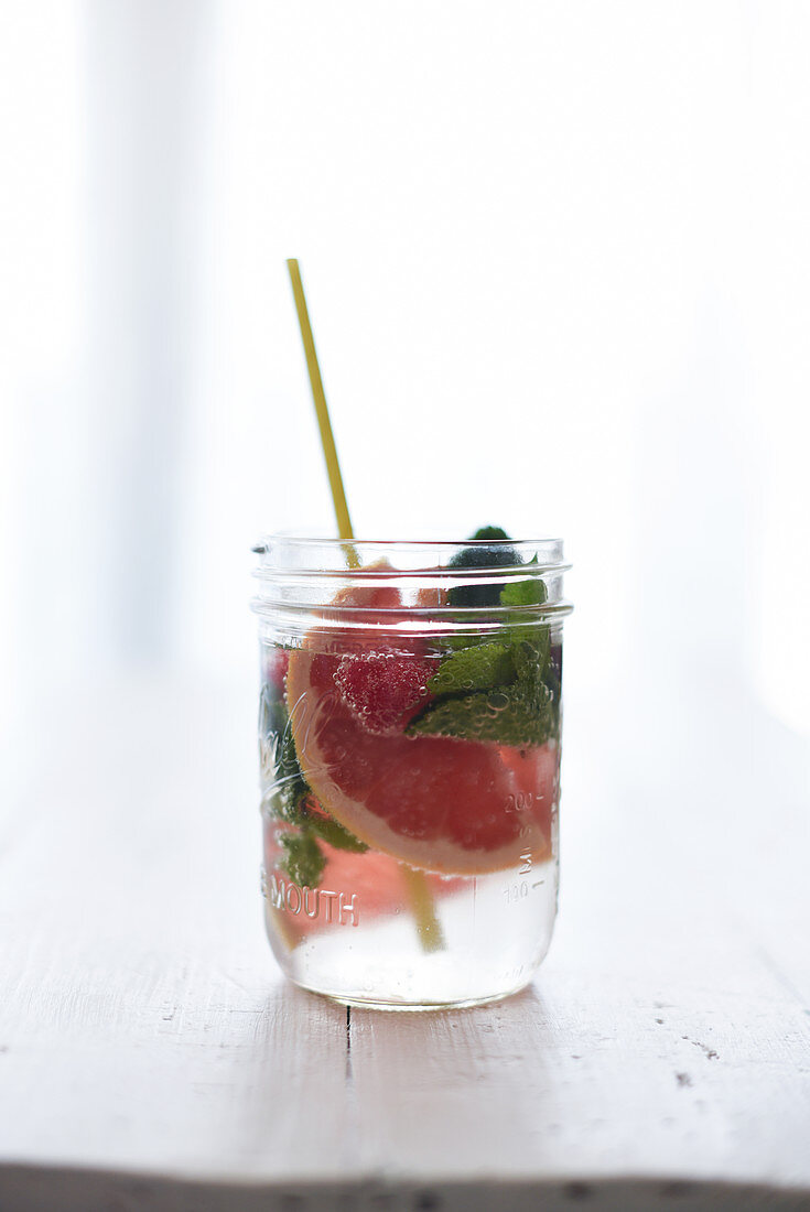 Detox-Wasser mit Pink Grapefruit und Kräutern