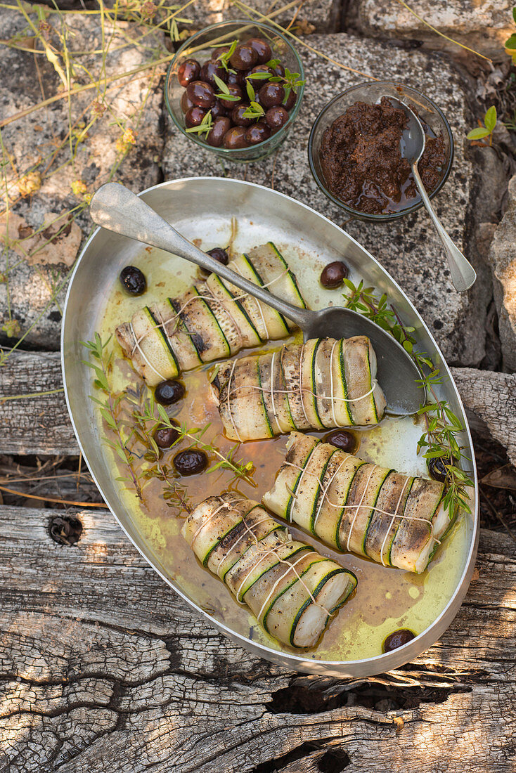 Kabeljau im Zucchinimantel mit Oliven und Bohnenkraut