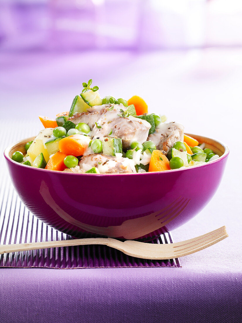 Low-calorie turkey blanquette with spring vegetables