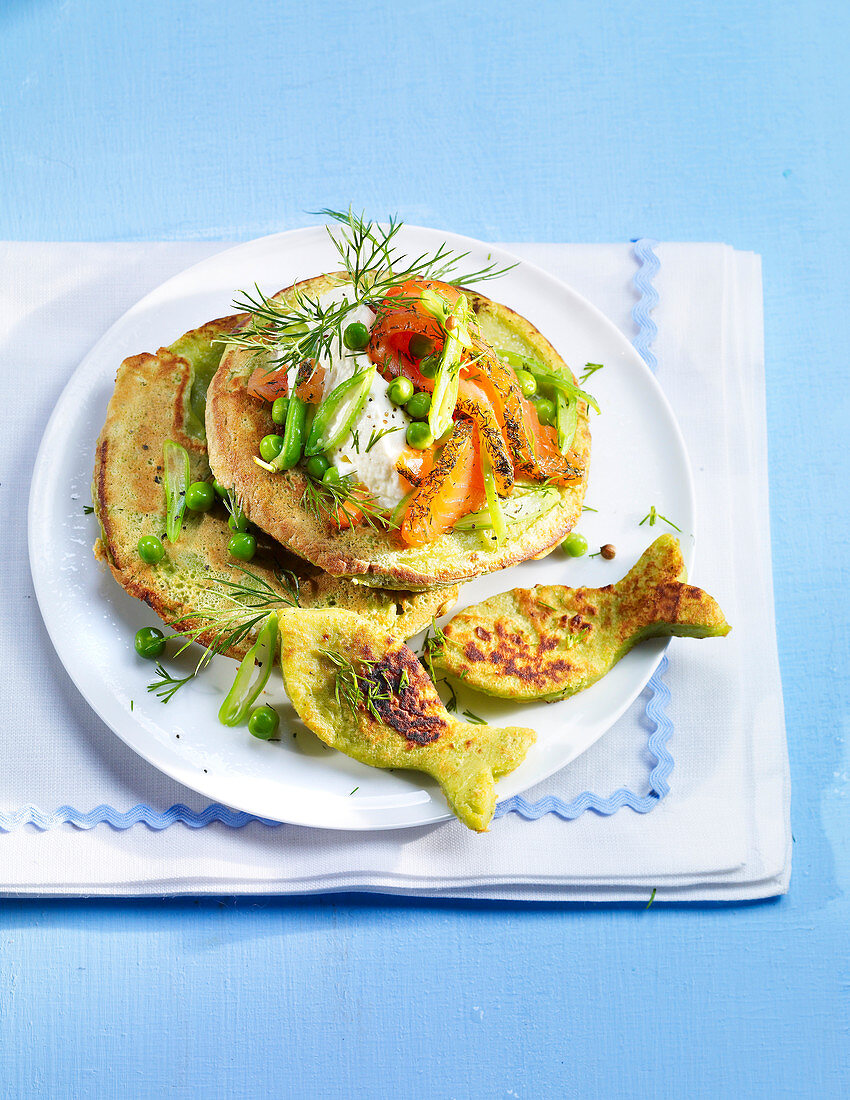 Pfannkuchen mit Räucherlachs und Erbsen