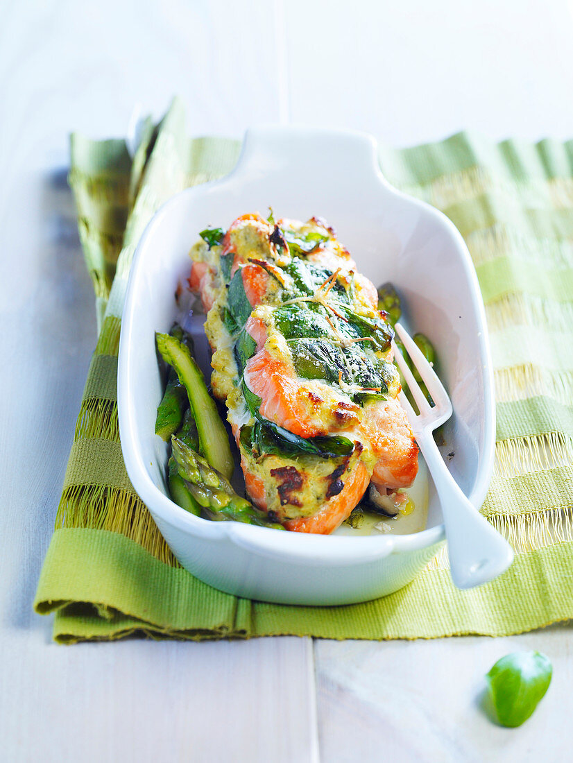 Gebratener Lachs mit grünem Spargel