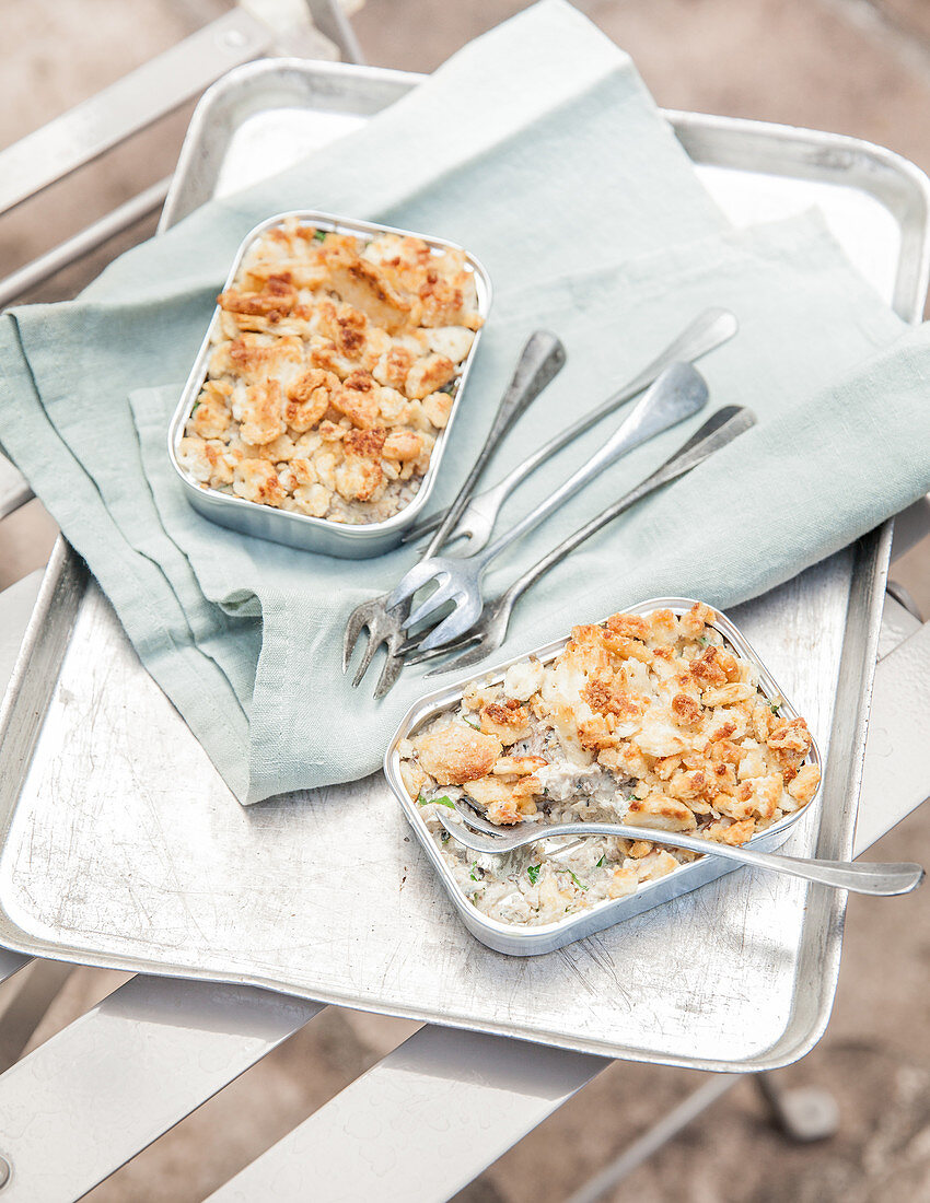 Sardines au gratin with crumbles in small aluminium moulds