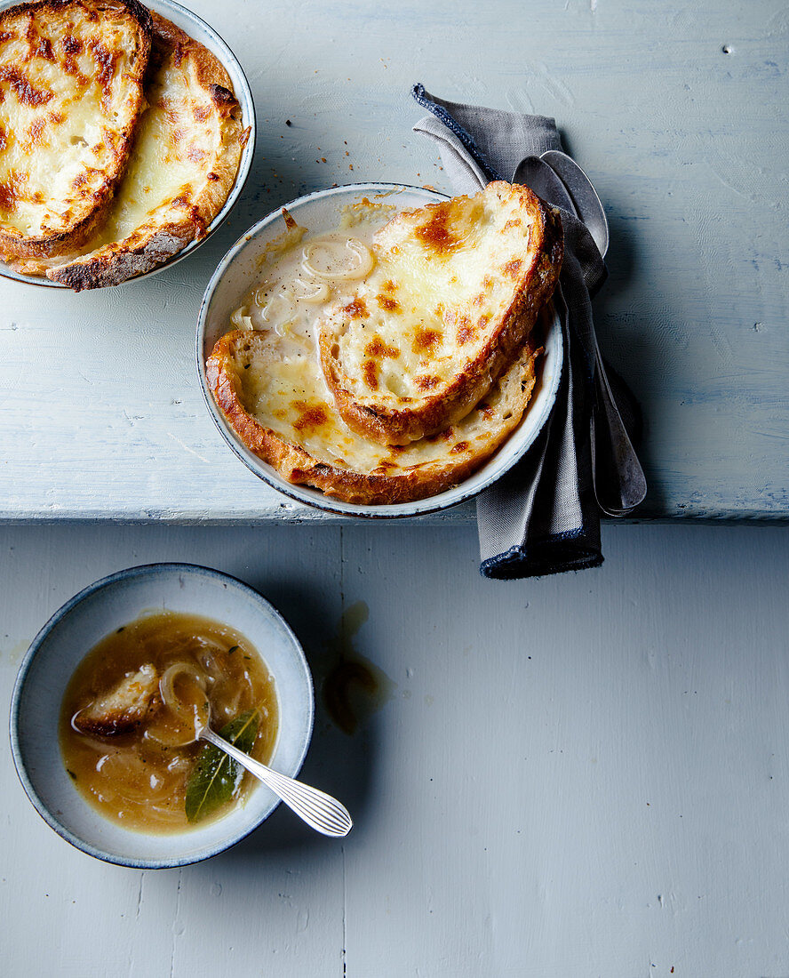 French onion soup with slices of bread au gratin