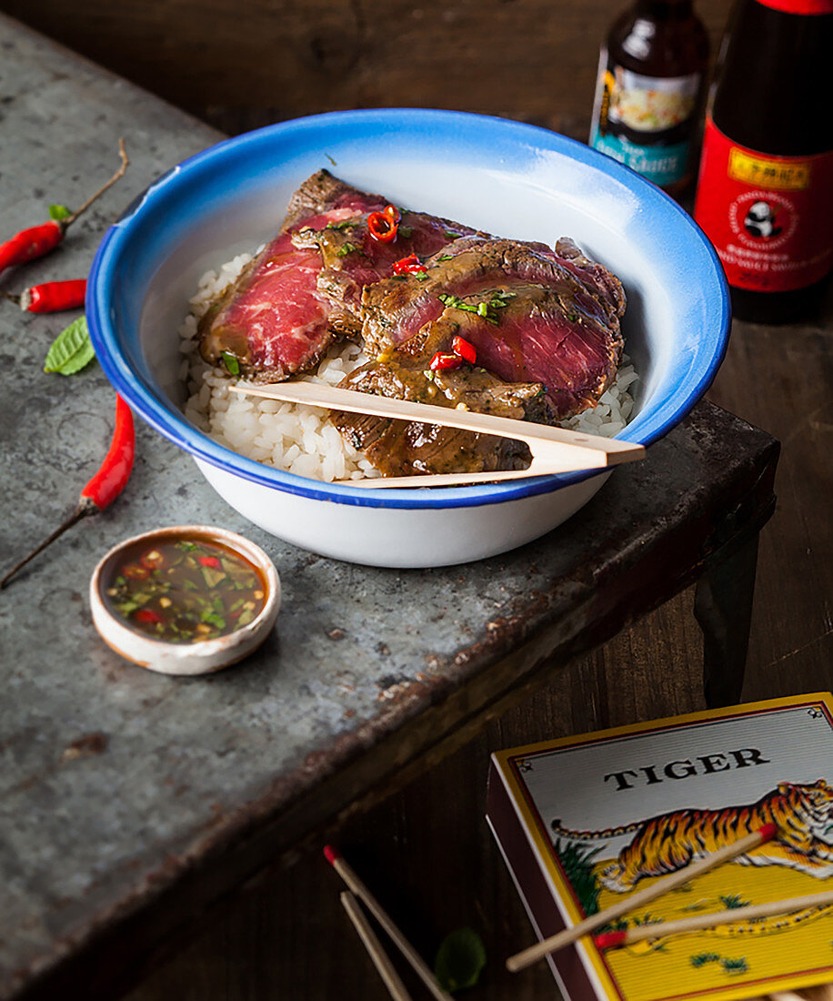 Rindfleisch in Scheiben mit Chili und Minze auf Reis (Asien)