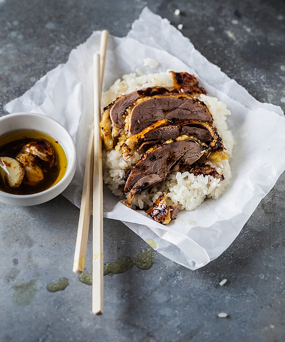 Glasierte Ente mit Knoblauchsauce auf Reis (Asien)