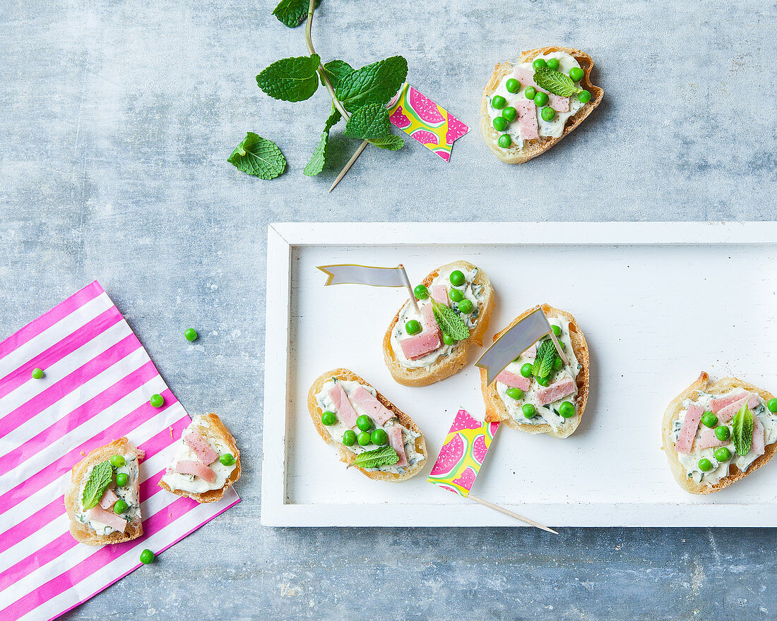 Frischkäse-Häppchen mit Schinken, Erbsen und Minze