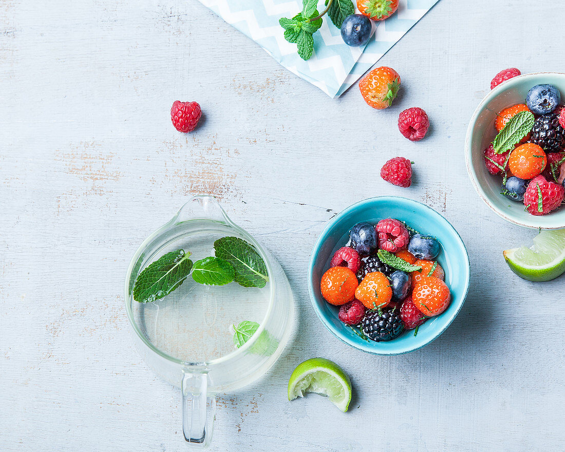 Obstsalat mit roten Beeren Minze