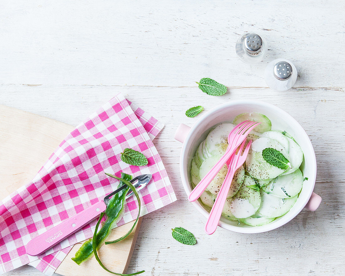 Gurkensalat mit Sahne und Minze