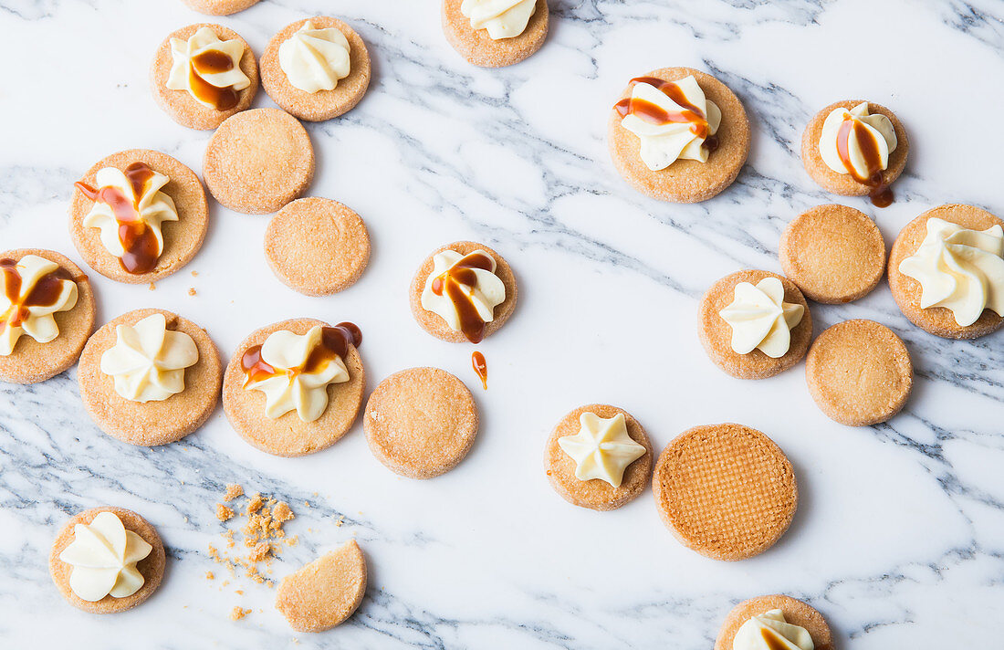 Shortbread biscuits with lemon cream