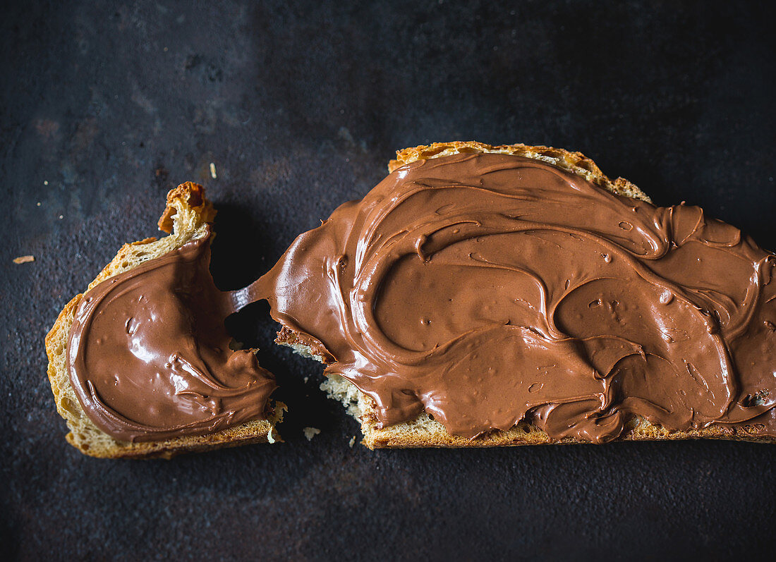 Brotscheibe bestrichen mit Nussnougatcreme