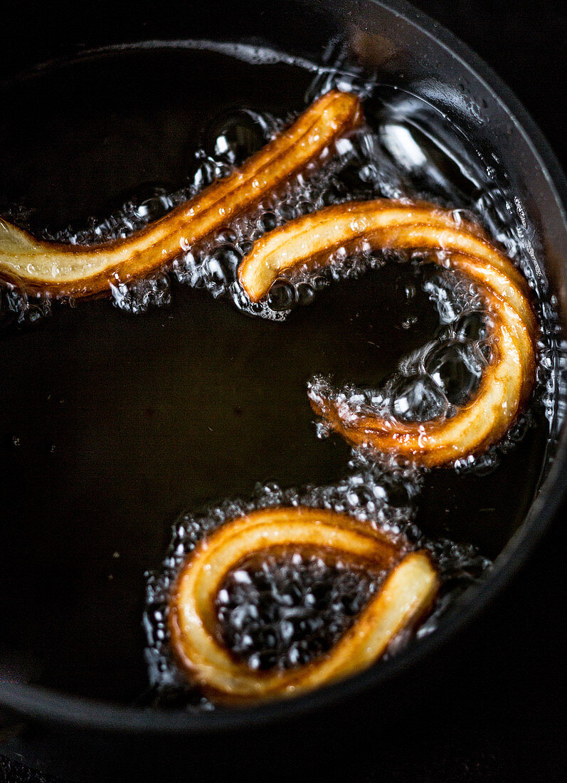 Churros in Öl frittieren