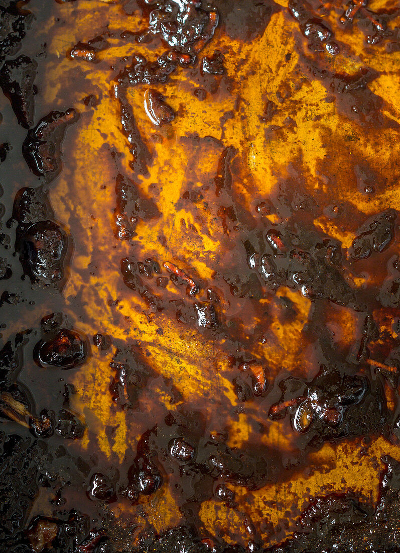 Roasting sauce on a baking tray (close-up, full picture)