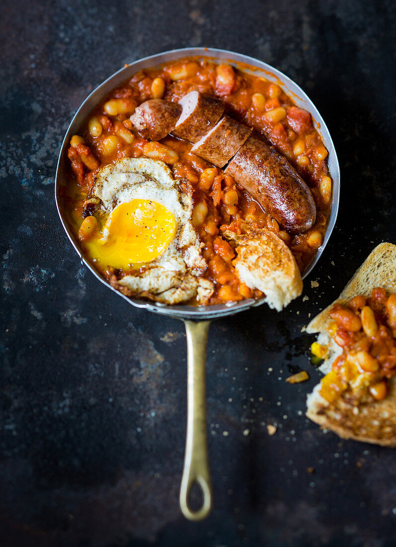 Englisches Frühstück mit Baked Beans, Wurst und Spiegelei