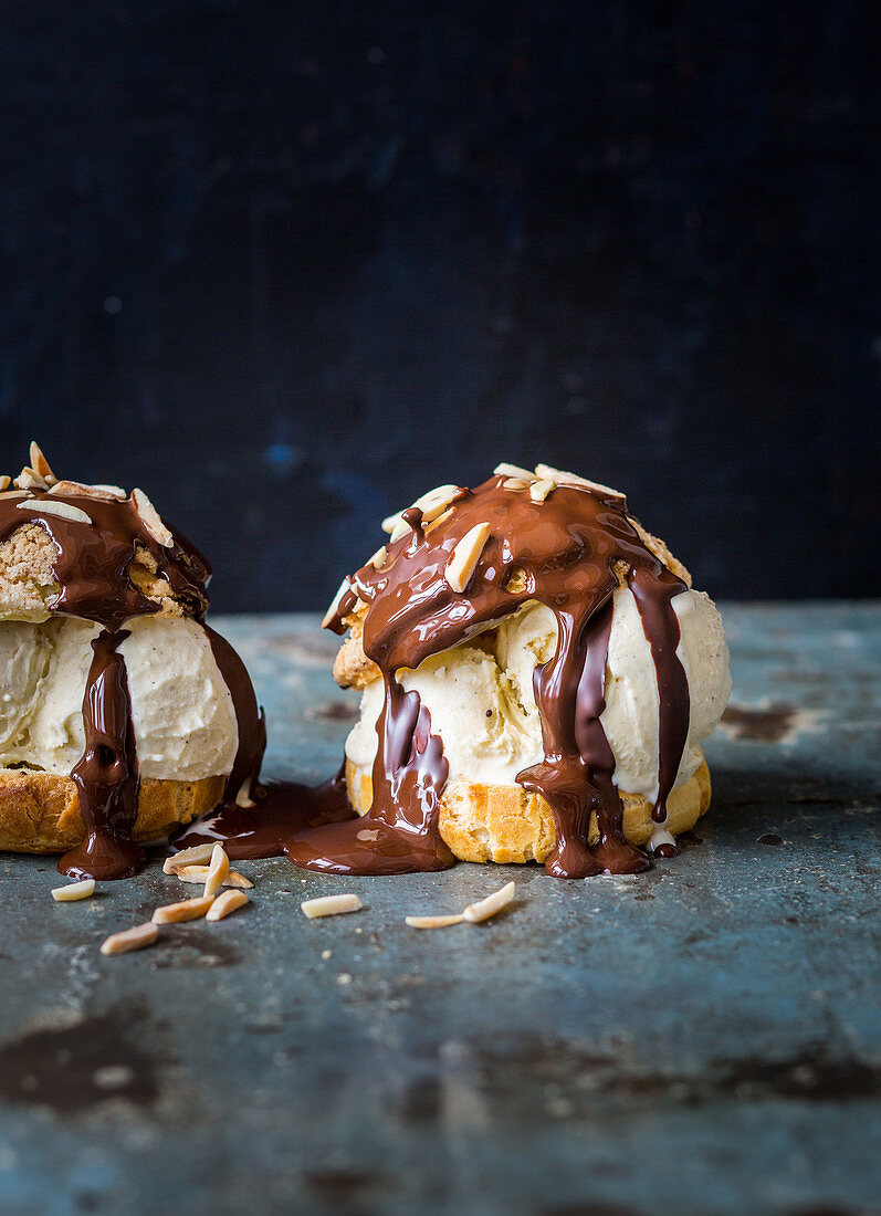 Profiteroles mit Vanilleeis und Schokoladensauce