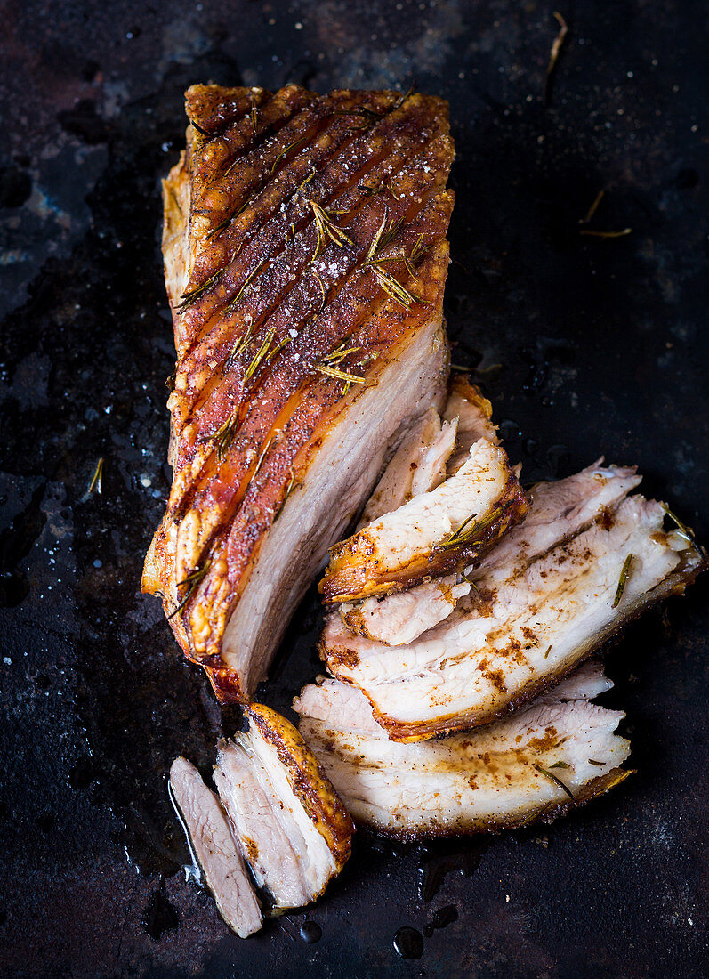 Gegrillter Schweinekrustenbraten mit Kräutern