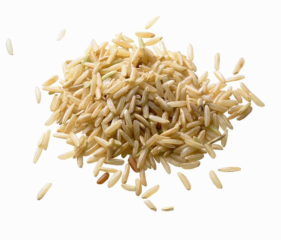 Brauner Reis auf grob gewebtem Stoff