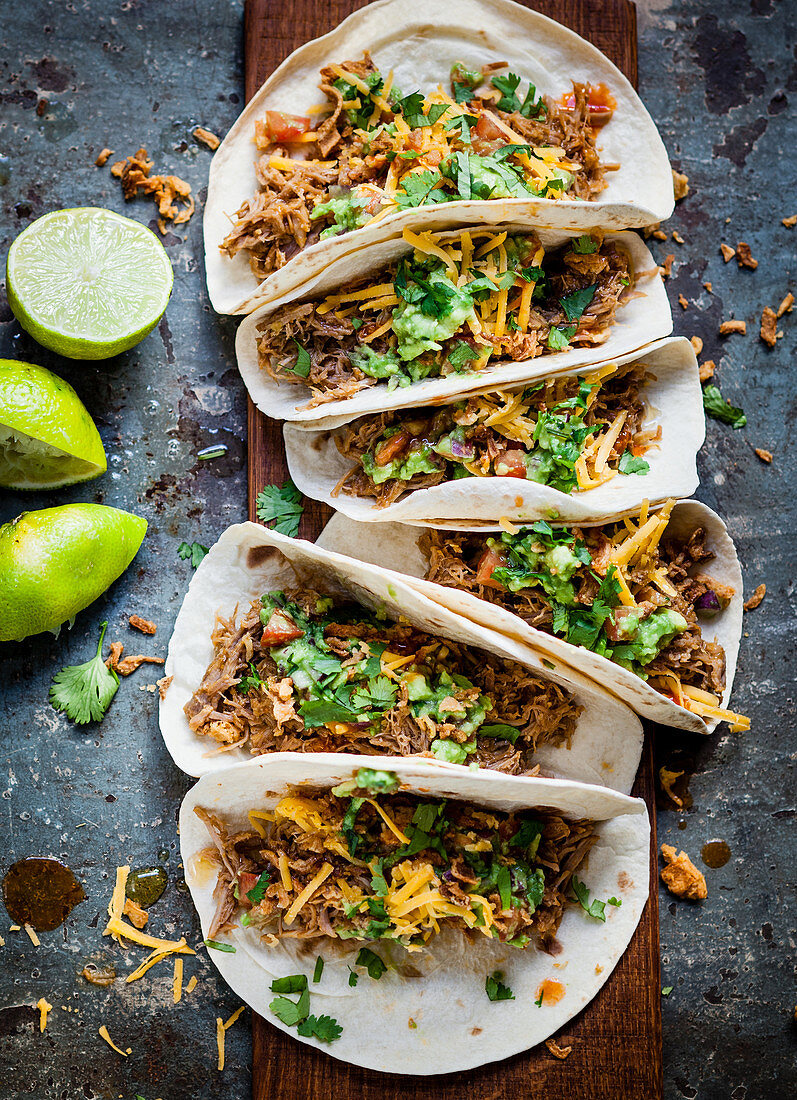 Tacos mit Fleisch, Avocado, Koriander und Limette (Mexiko)