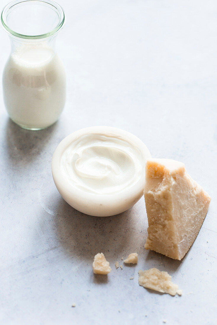 Milchprodukte: Milch, Sahne und Parmesankäse