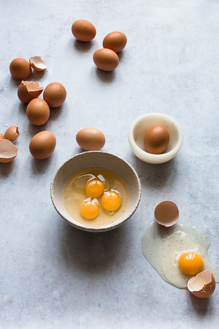 Whole and cracked brown chicken eggs