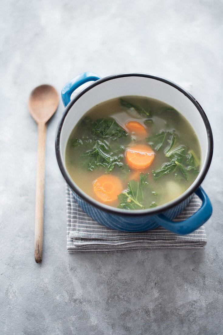 Grünkohlsuppe mit Karotten