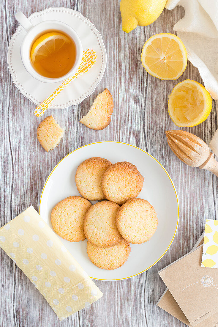 Biscuits with lemon tea