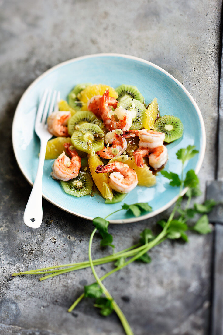 Prawn salad with kiwi, oranges and lemongrass