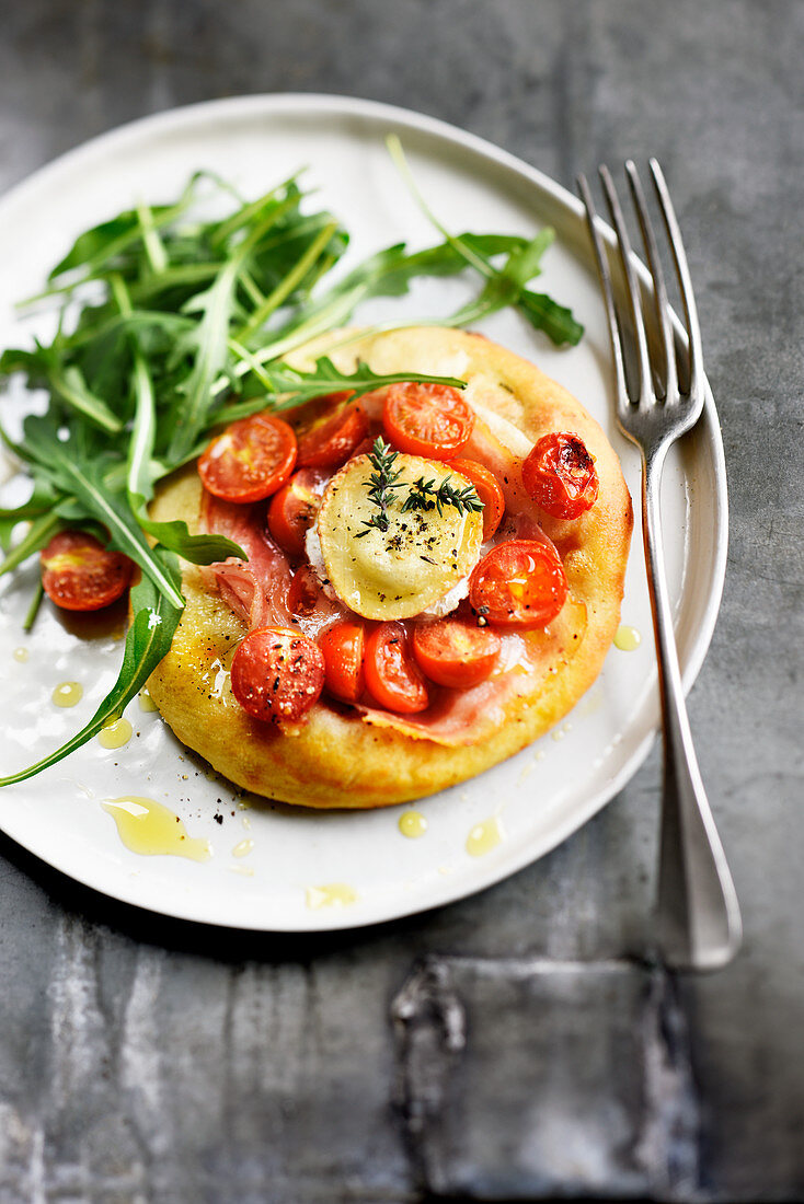 Minipizza mit Pancetta, Kirschtomatn und Ziegenkäse