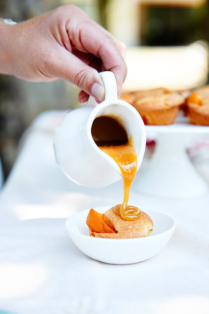 Moelleux with apricot, served with caramel sauce