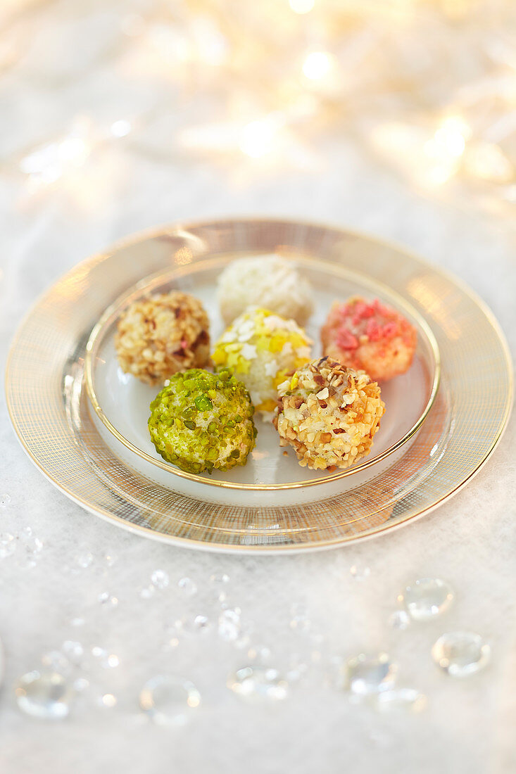 Fresh goat's cheese balls coated with herbs and spices (Christmas style)