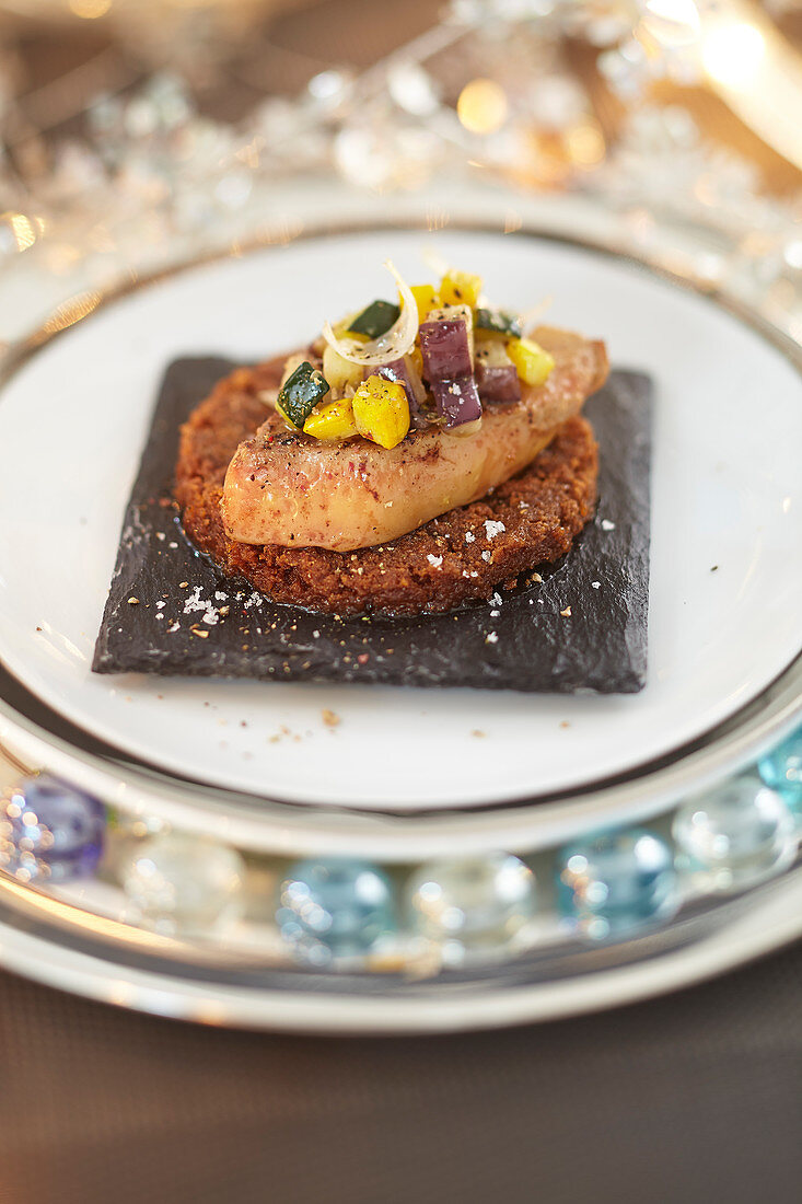 Roasted foie gras with vegetables on a gingerbread galette (Christmassy)