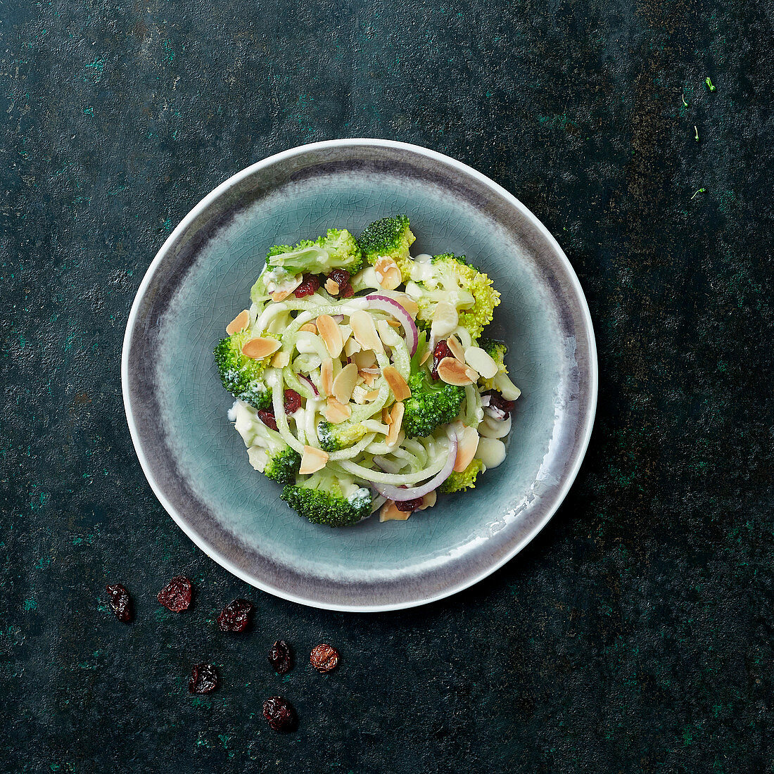 Brokkoli mit Selleriespaghetti und gerösteten Mandelblättchen