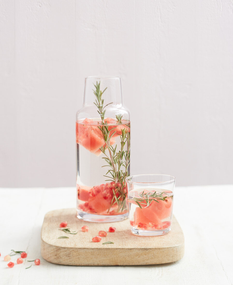 Infused Water mit Wassermelone und Rosmarin