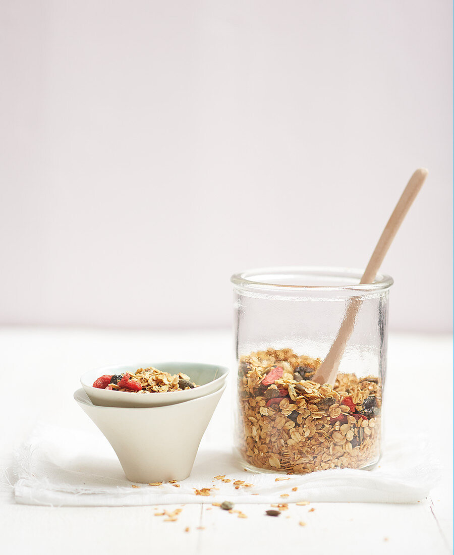 Selbstgemachtes Müsli mit Erdbeeren und Rosinen