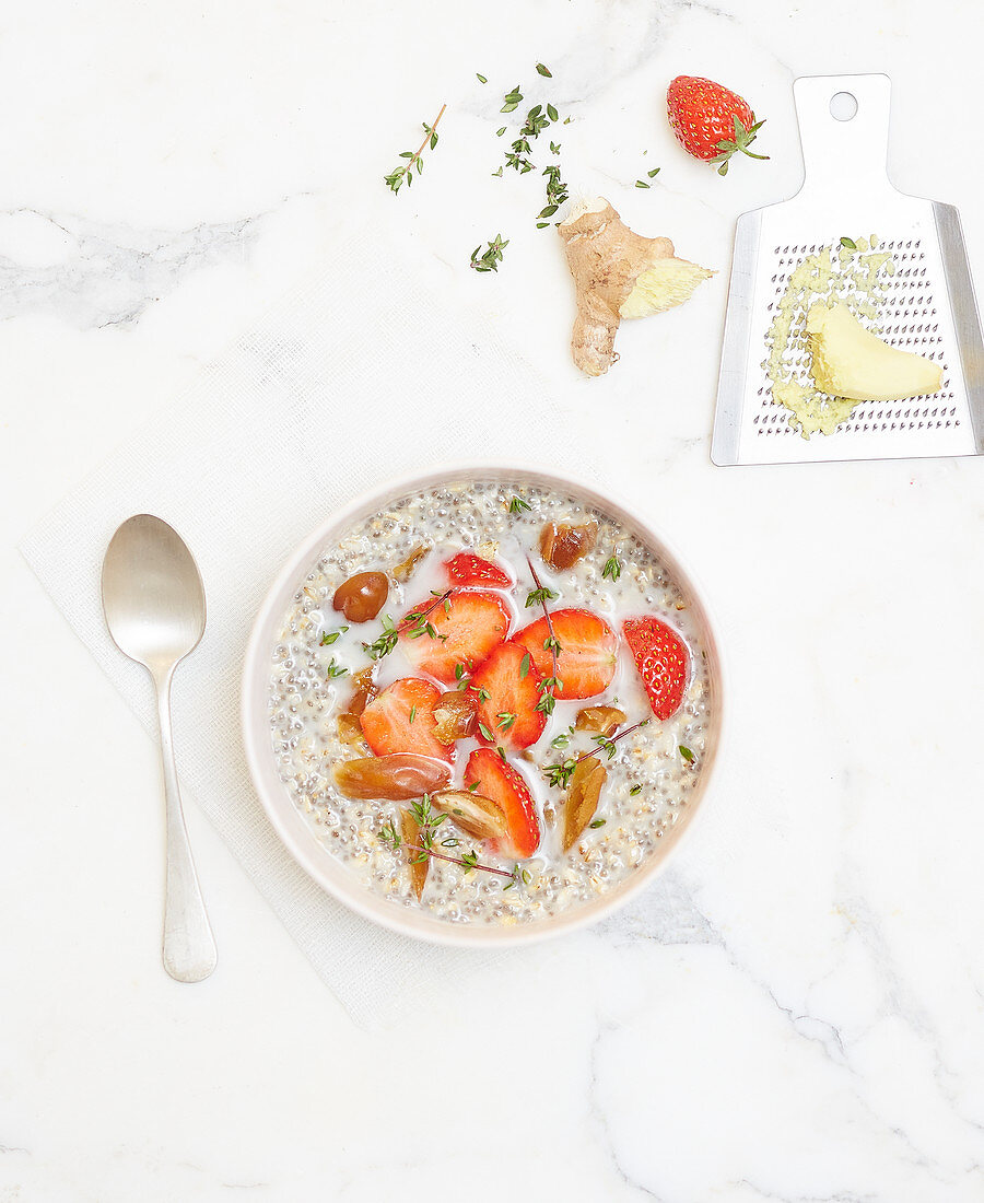 Chiapudding mit Erdbeeren, Datteln, Ingwer und Thymian