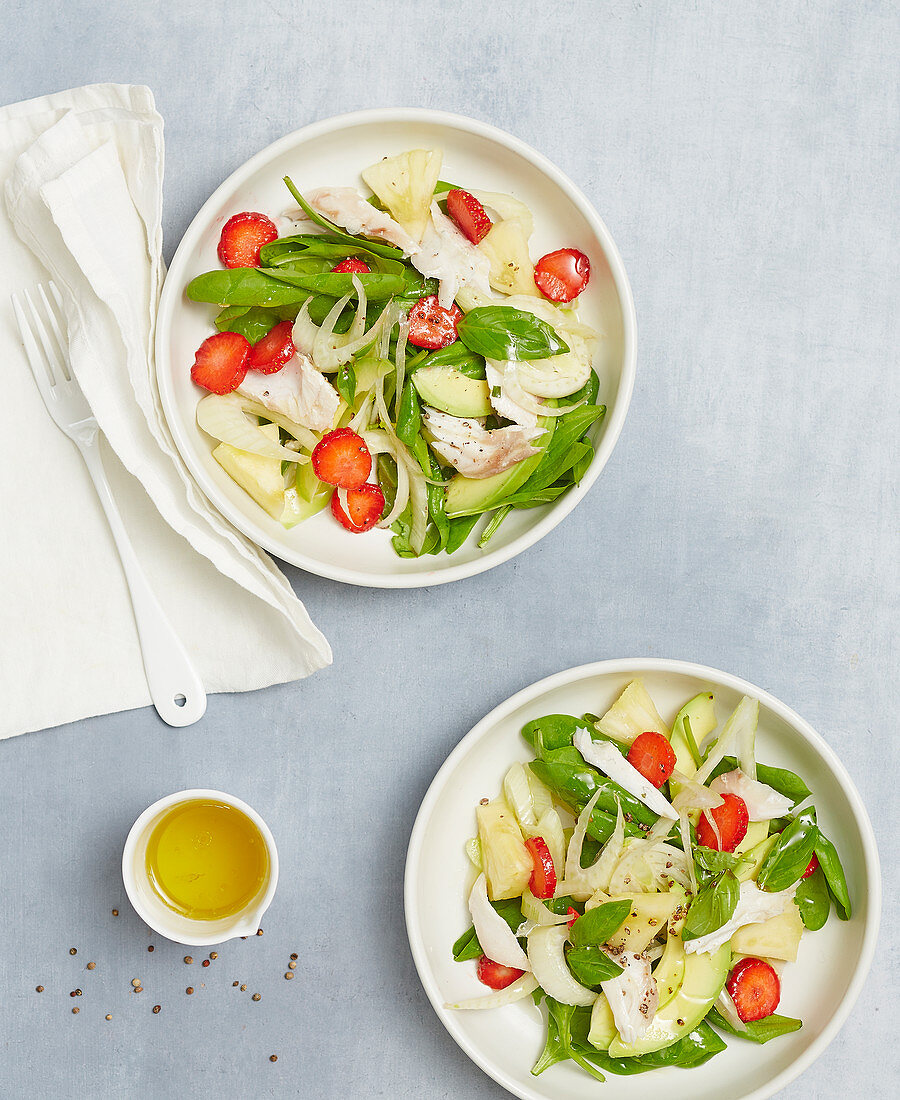 Sommerlicher Salat mit Fisch, Erdbeeren, Spinat, Fenchel und Avocado