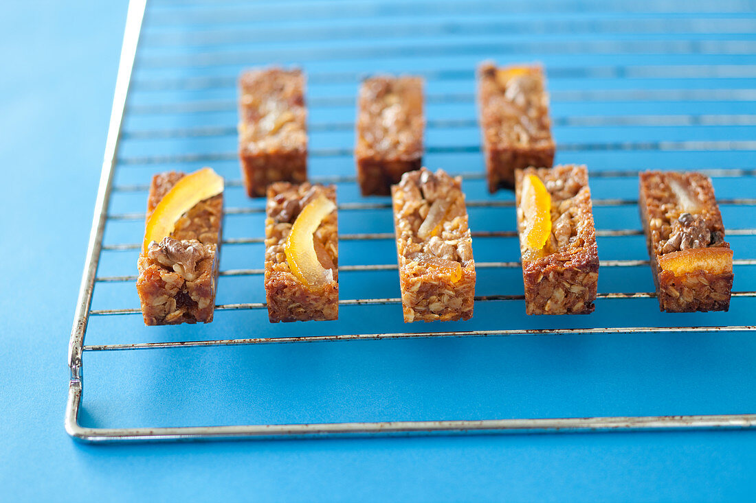 Muesli bars with candied citrus fruits