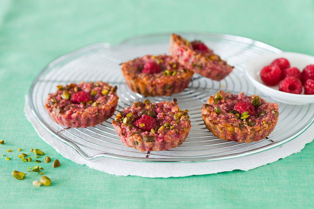 Cereal tartlets with pistachios and raspberries